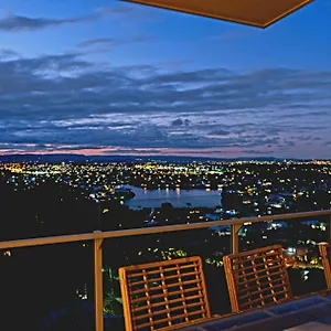  Holiday home Bespoke Burleigh Luxury House