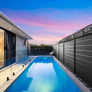  Holiday home Charming Group Getaway - 9 Mins To Burleigh